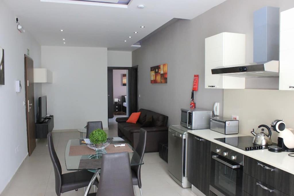 סליאמה Sunny 2 Bedroom, 2 Bathrooms, Seaside Apt. מראה חיצוני תמונה