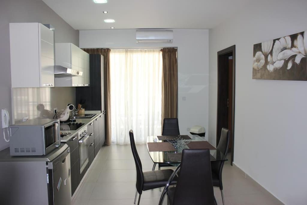 סליאמה Sunny 2 Bedroom, 2 Bathrooms, Seaside Apt. מראה חיצוני תמונה